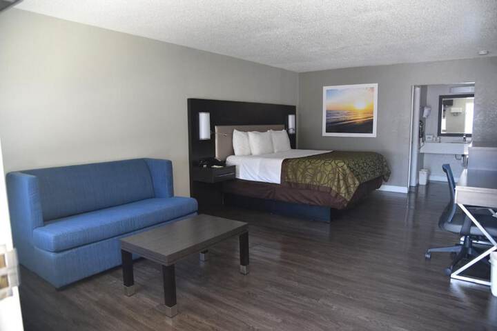 1 King Bed (8 of 10)