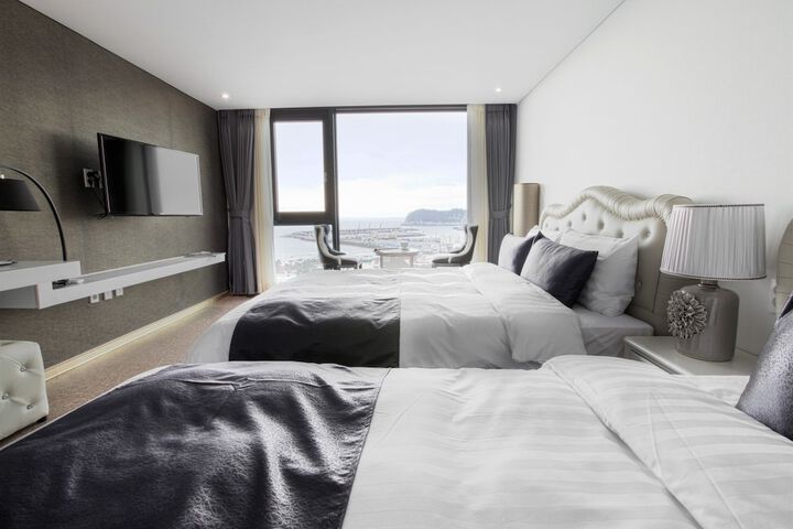 Room 12 of 34