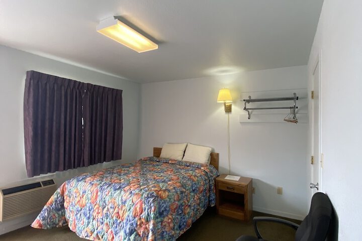 1 Queen Bed (12 of 14)