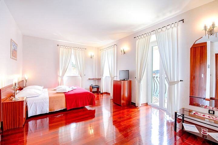 Room 50 of 95