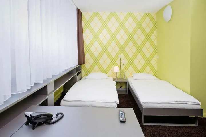 Room 6 of 19