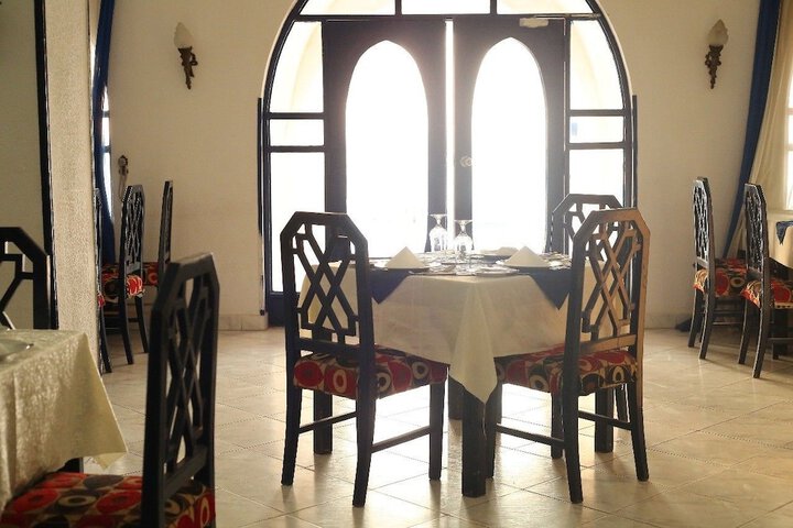 Dining 4 of 12
