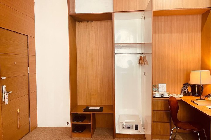 Room 28 of 69