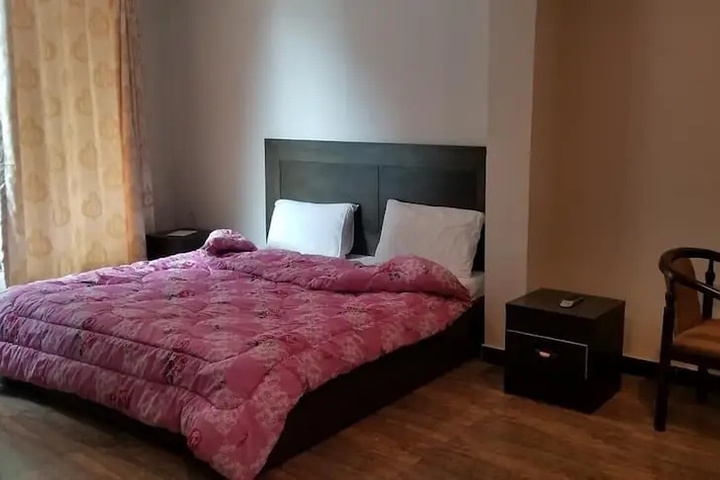 Room 6 of 10