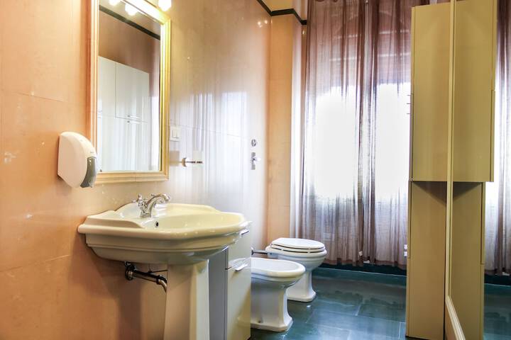 Room 32 of 40