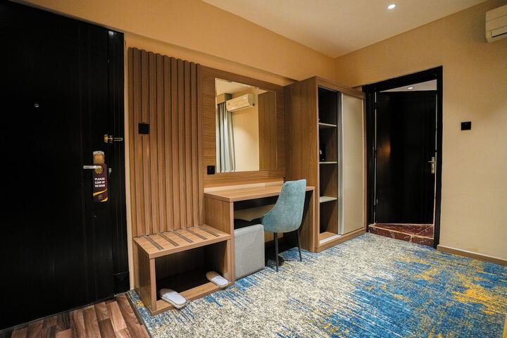 Room 6 of 13