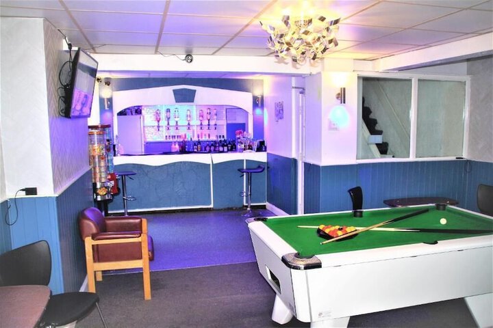 Lounge 45 of 48