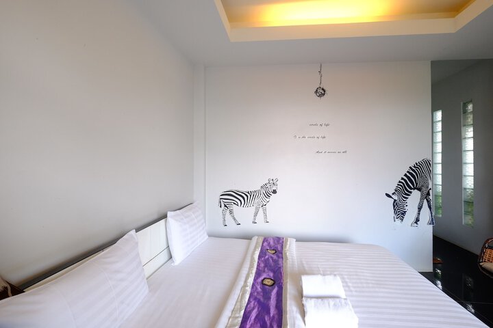 Room 8 of 33