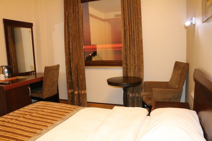 Room 4 of 108