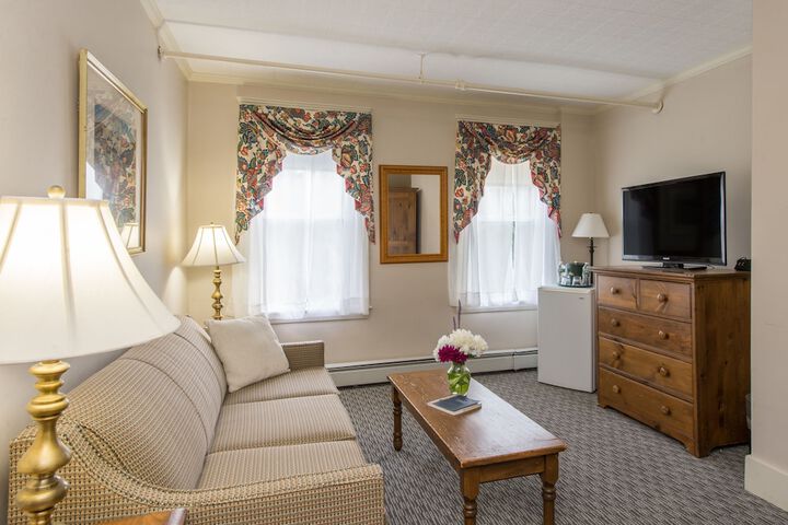 Classic Queen Bed (16 of 18)