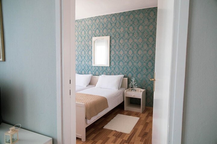 Room 27 of 102