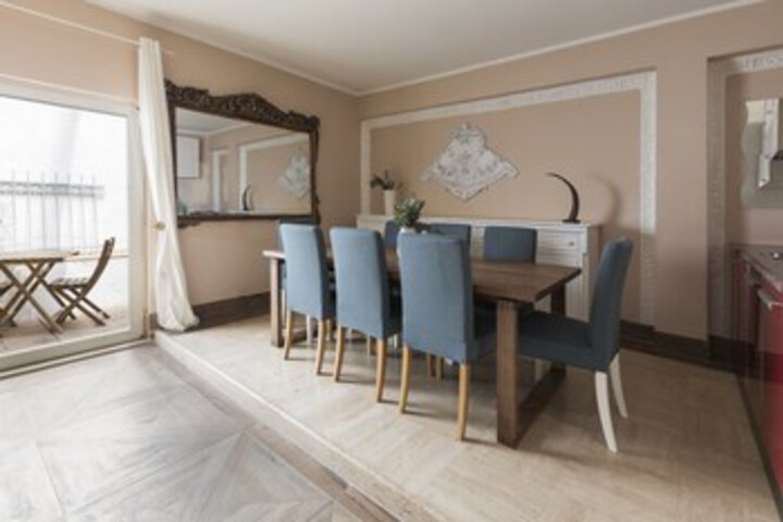 Room 6 of 28