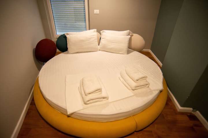 Room 33 of 253