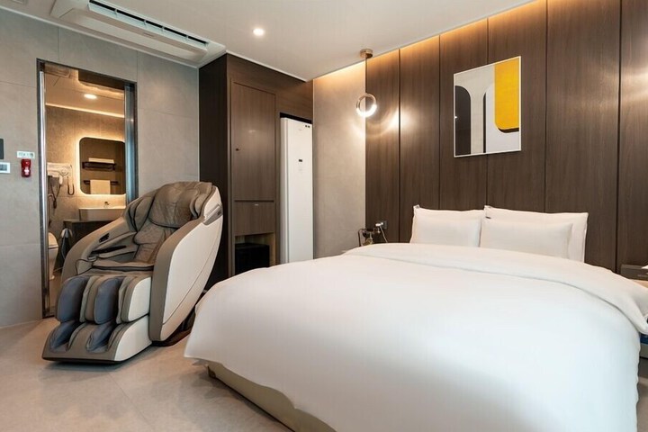 Room 51 of 76