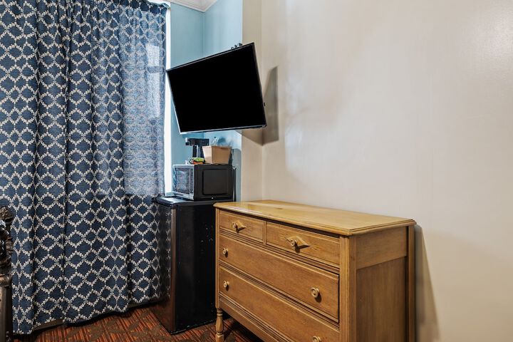 1 Queen Bed (3 of 10)