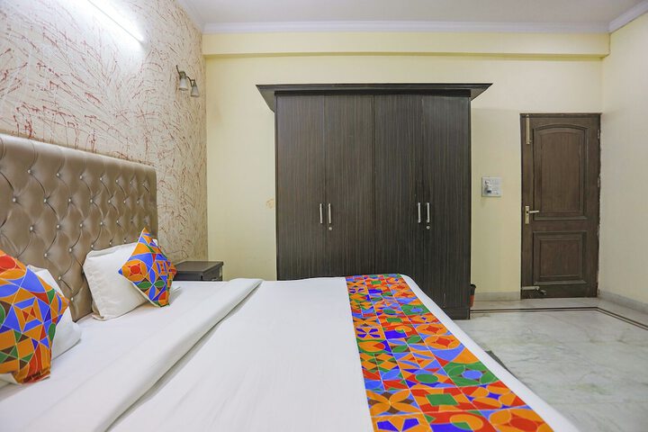 Room 10 of 28
