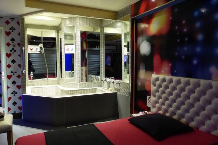 LOVE HOTEL - ADULTS ONLY