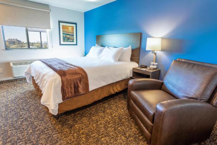 1 Queen Bed with Recliner (4 of 19)
