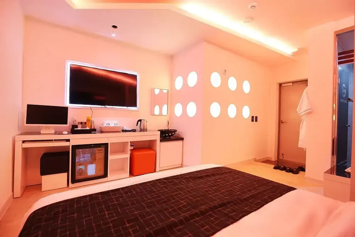 Room 5 of 12