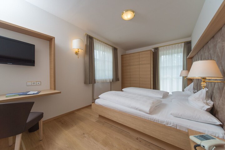 Room 5 of 43