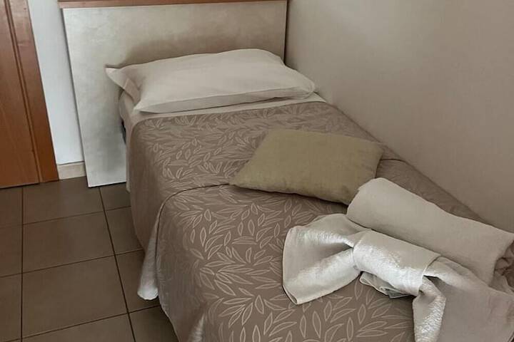 Room 6 of 14