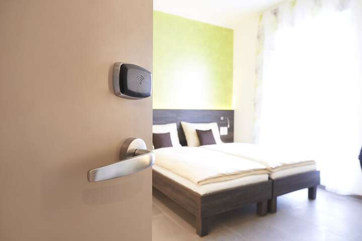Room 10 of 31