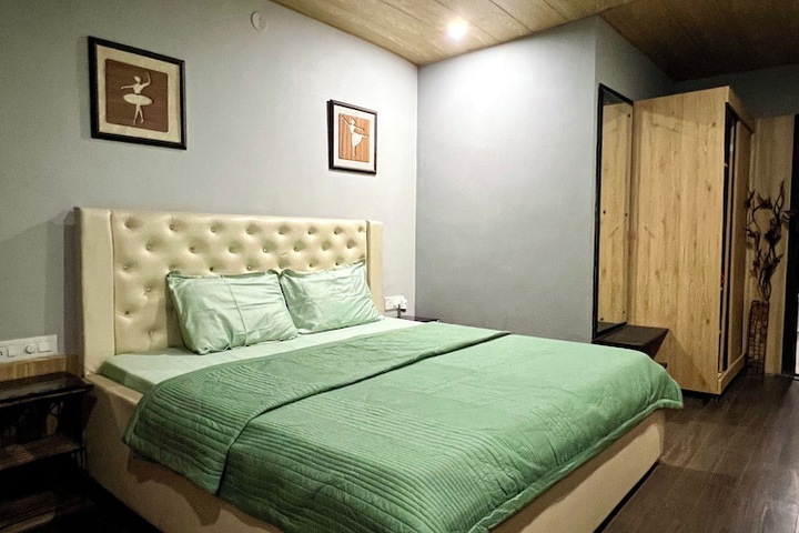 Room 10 of 13