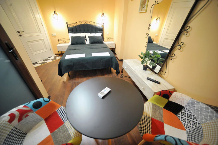 Room 2 of 10