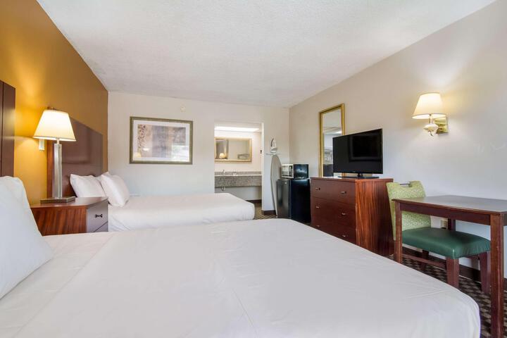 2 Queen Beds (7 of 8)