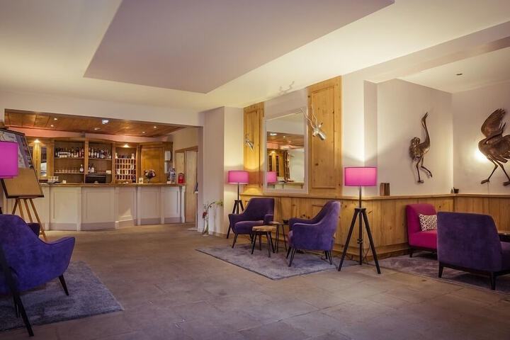 Lobby lounge