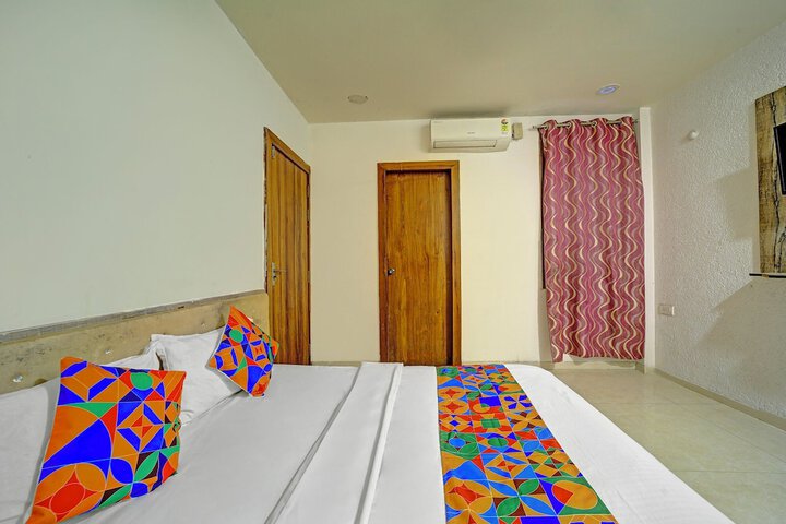Room 11 of 28
