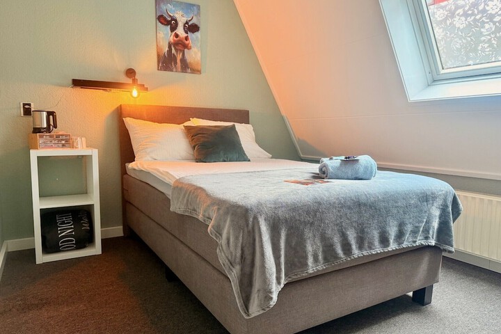 Room 2 of 8