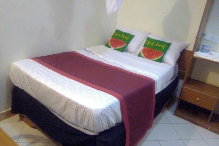 Room 6 of 18