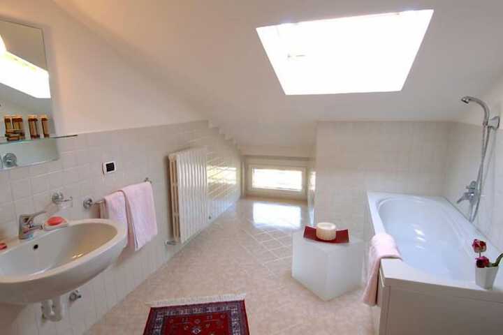 Room 7 of 8