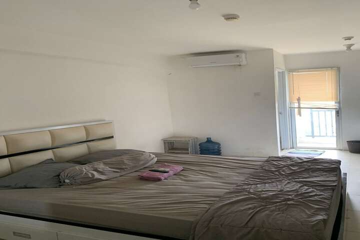 Room 8 of 16