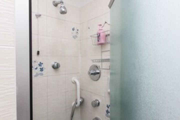 Room 4 of 20