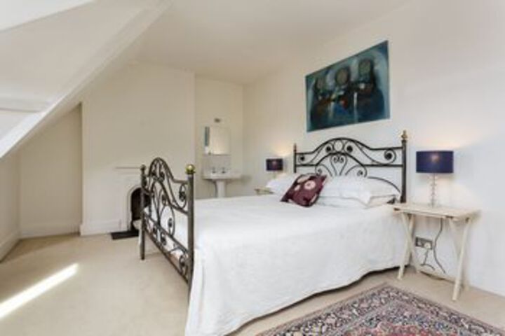 Room 10 of 28