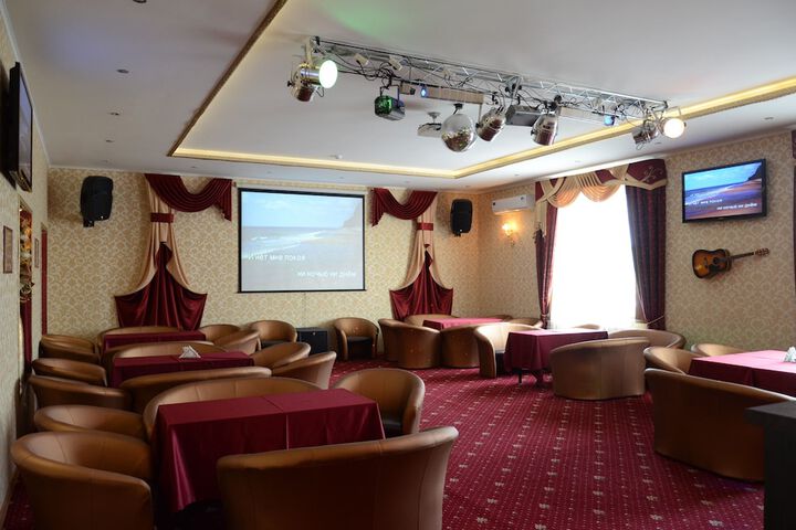 Lounge 37 of 44