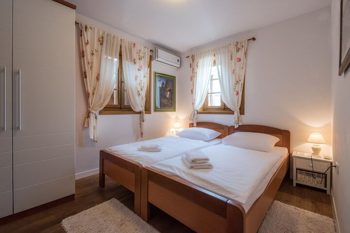 Room 6 of 27
