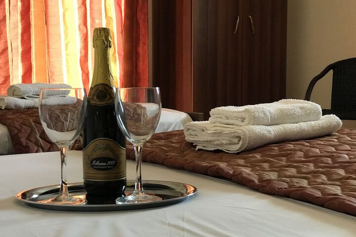 Room 4 of 8