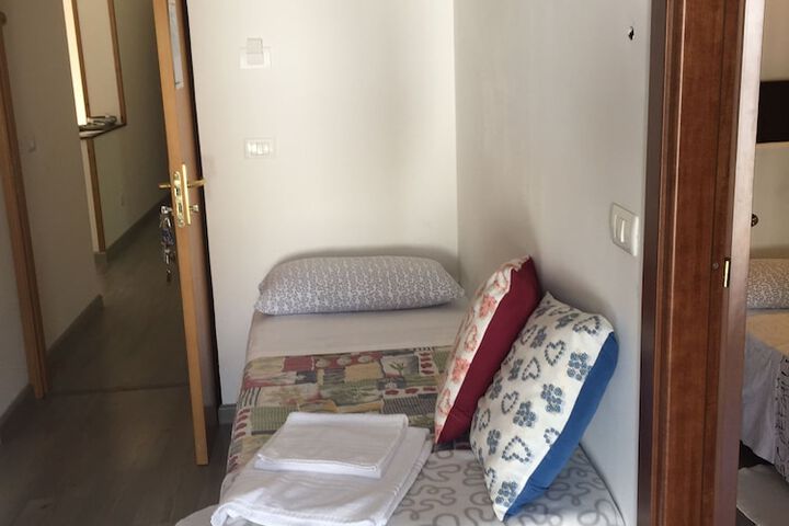 Room 8 of 33