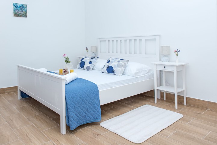 Room 6 of 18