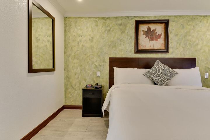 Premium King Bed (12 of 13)