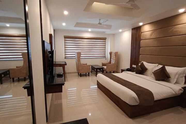 Room 7 of 12
