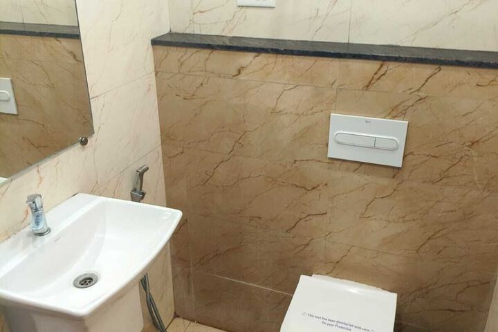 Room 6 of 10