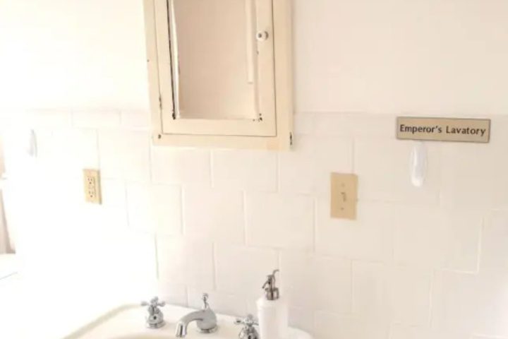 Room 9 of 15