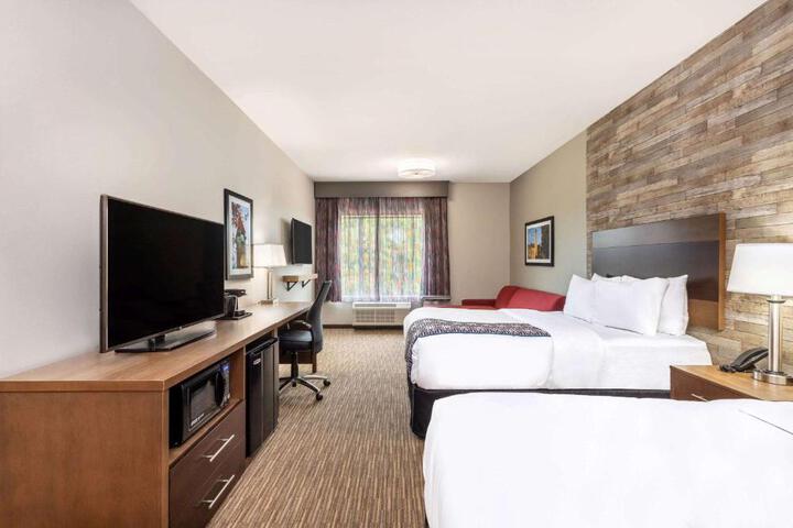2 Queen Beds Mobility Accessible with Bathtub Grab Bars (1 of 12)