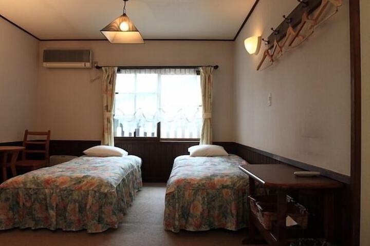 Room 6 of 25