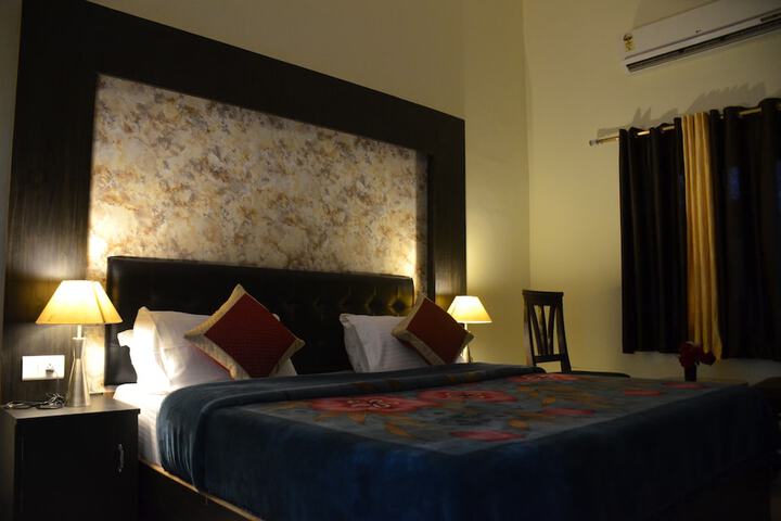 Room 6 of 10