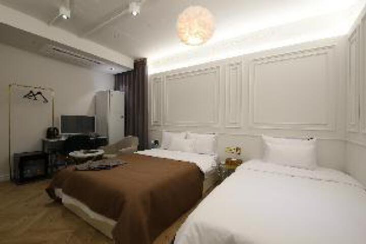 Room 1 of 5